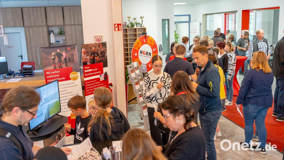 Infostand für Ausbildungsplätze und Jobangebote. Bild: Horn Glass Industries/exb