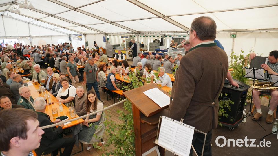 Vorstand Eduard Delling begrüßt viele Schützenschwestern und -brüder sowie die Vertreter der örtlichen Vereine im Festzelt. Bild: nib