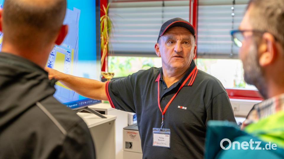 Thomas Bruischütz, Abteilungsleiter Technik Ofenbau, erläuterte Besuchern die 3D-Planung. Bild: Horn Glass Industries/exb