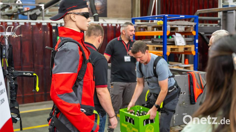 Besucher probierten das Heben schwerer Lasten mit einem kraftunterstützenden Exoskelett. Bild: Horn Glass Industries/exb