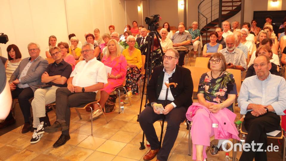 Zahlreiche Netzwerkpartner der Palliativversorgung treffen sich zur 20-Jahr-Feier des Hospizvereins Schwandorf in der Spitalkirche. In der ersten Reihe sitzend von rechts: Klaus und Gisela Pöhler, Willi Knödlseder, die Geistlichen Christian Kalis und Christoph Seidl sowie Oberbürgermeister Andreas Feller mit Ehefrau Susanne. Bild: Hirsch