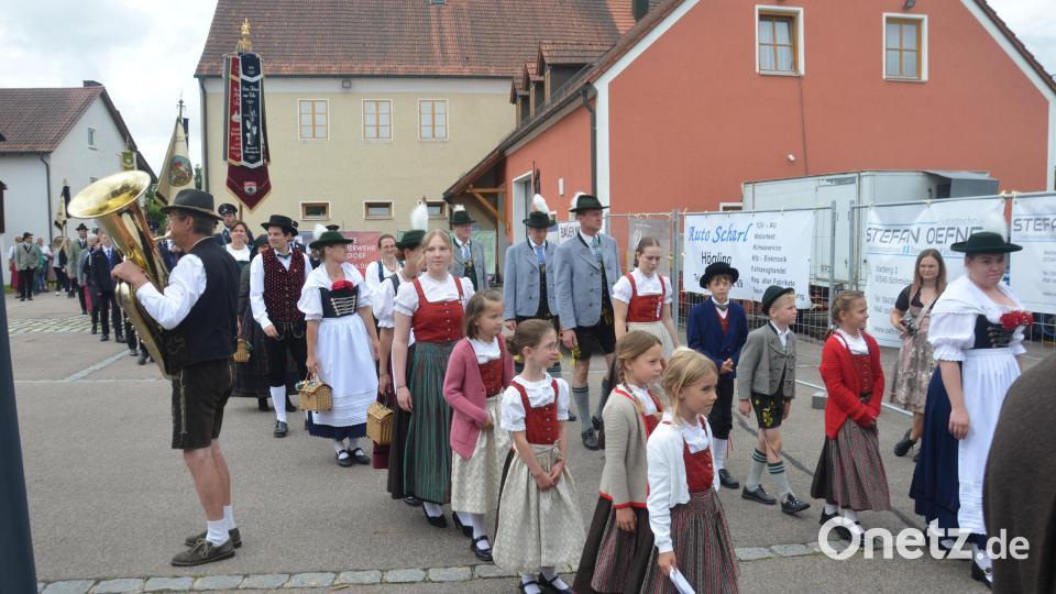 Die örtlichen Vereine beteiligen sich am Festzug der Enzian Schützengesellschaft Trisching. Bild: nib
