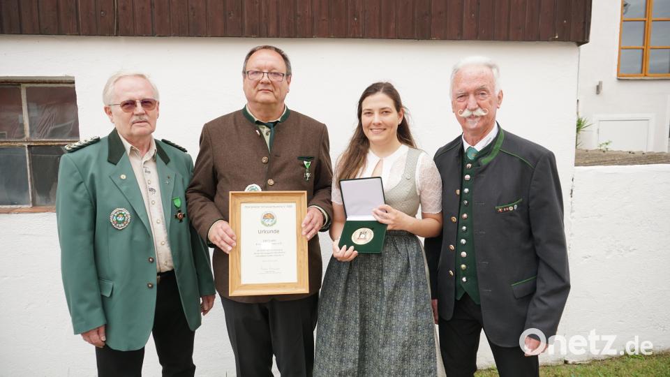 Schützenmeister Eduard Delling (Zweiter von links) und zweite Schützenmeisterin Selina Delling (Zweite von rechts) freuten sich über die Urkunde vom Oberpfälzer Schützenbund und die Plakette vom Deutschen Schützenbund zum Vereinsjubiläum. Zu den Gratulanten zählten Gauschützenmeister Johann Dirrigl (links) und der Präsident des OSB, Franz Brunner (rechts). Bild: nib