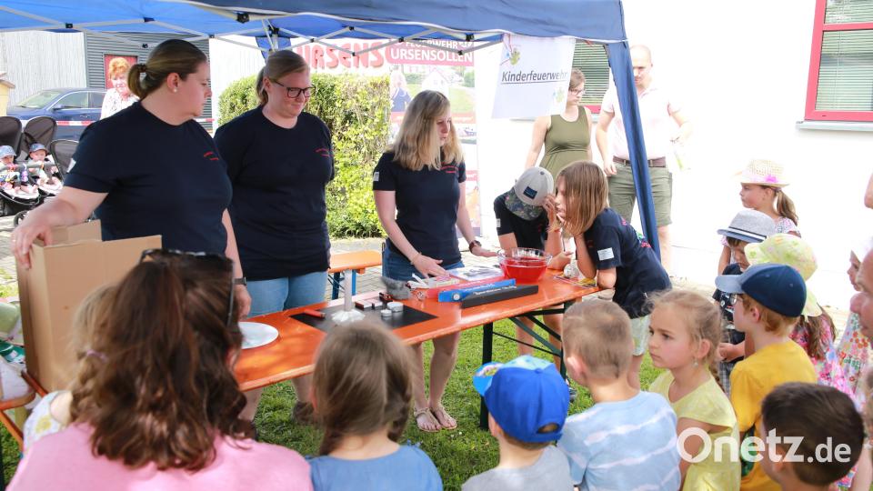 Experimente für Kinder wurde hier von den Betreuen der Kinderfeuerwehr Ursensollen durchgeführt. Dies war für die Teilnehmer ein gelungener Programmpunkt. Bild: egl