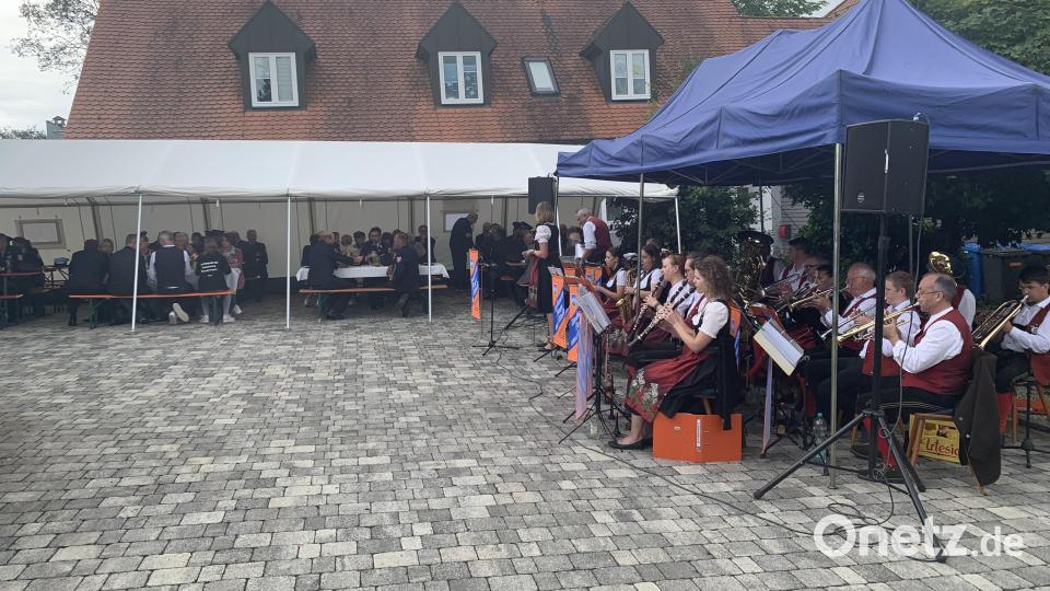 Auch vor dem Feuerwehrhaus spielen die Musikanten auf. Bild: tok