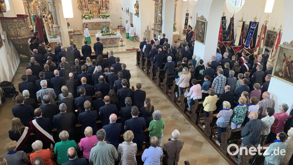 Beim Jubiläumsgottesdienst ist in der Kirche kein Platz mehr frei. Bild: tok