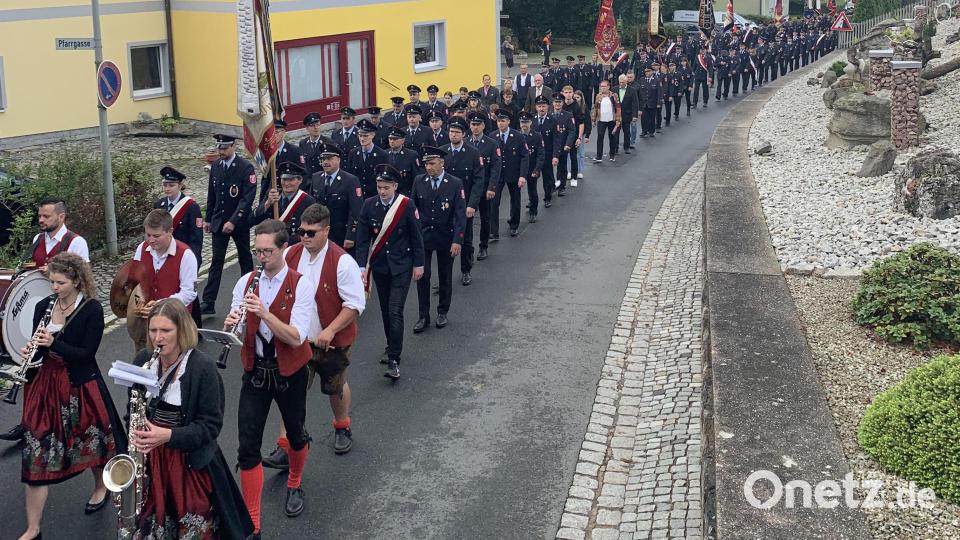 Ein langer Kirchenzug bewegt sich durch Wurz. Bild: tok