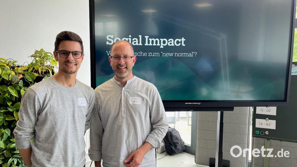 Thomas Völkl, Geschäftsführer im Coworking-Space in Kemnath, hatte zum Vortrag mit Philip Baumann (links) eingeladen. Bild: Coworkem/exb