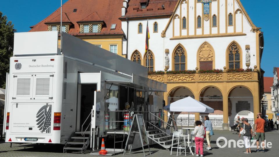 Das Infomobil des Deutschen Bundestags macht Station auf dem Marktplatz in Amberg. Bild: Wolfgang Steinbacher