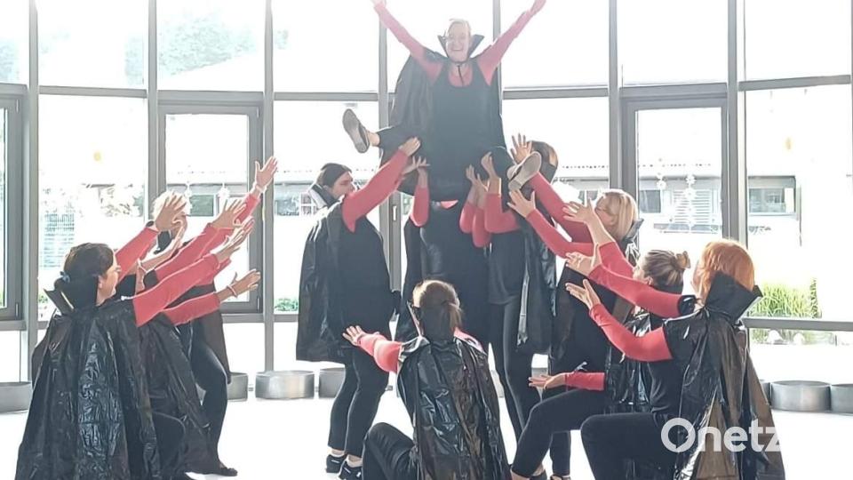 Als Top-Highlight hatten die Lehrkräfte unter der Regie von Rektorin Michaela Bergmann (oben) einen Vampirtanz einstudiert, der das Publikum zu donnerndem Applaus hinriss. Bild: u