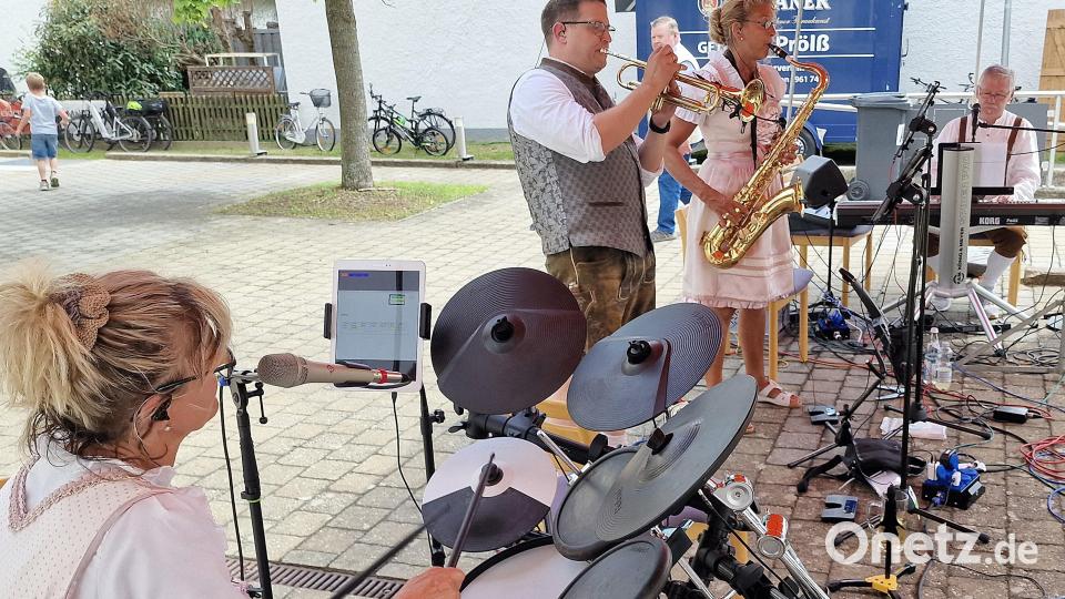 Die Band &quot;Around Musik&quot; spielt unterm Zelt, später dann im Pfarrheim. Bild: R. Kreuzer