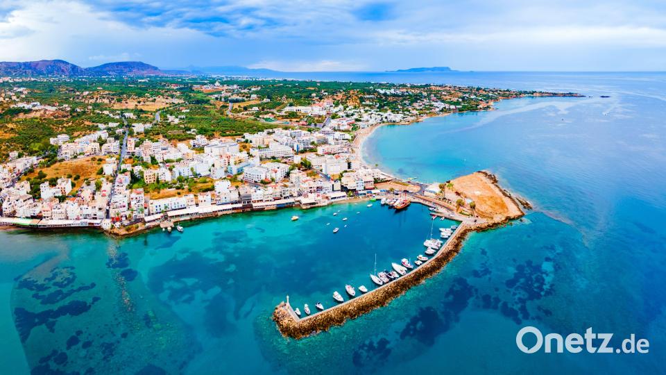 Auf Kreta werden Reiseträume wahr: Zu sehen ist hier der Hafen der Stadt Hersonissos (Chersonissos). Bild: saiko3p/shutterstock.com
