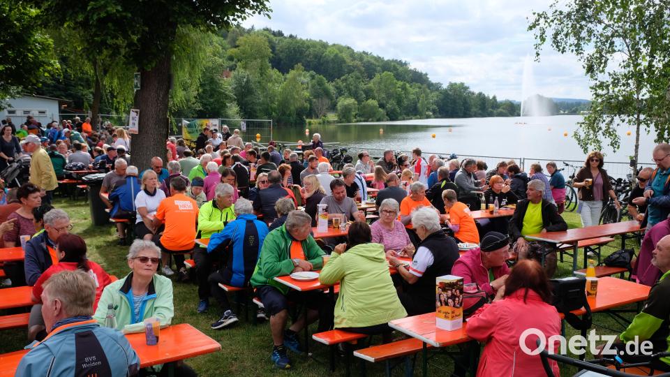 Am Wochenende erinnert das &quot;Oh Weiher Open Air Festival&quot; vor der glitzernden Kulisse des Seebades an die legendären Rußweiherfeste vergangener Jahrzehnte. Bild: do