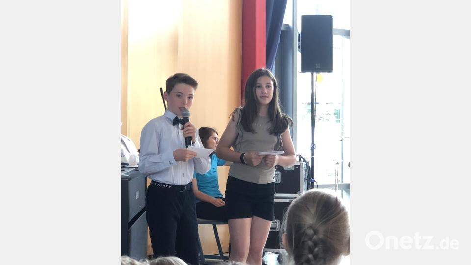 Die beiden Viertklässler Leni Schneider und Yannick Fritzsche führten souverän durch das Programm des Musischen Abends der Grund- und Mittelschule Schnaittenbach. Bild: u