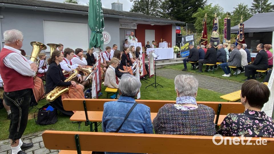 Pfarrer Wilhelm Bauer zelebriert den Festgottesdienst. Bild: Josef Glas