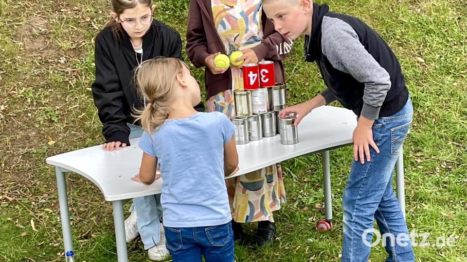 Hier werden letzte Anweisungen zum Dosenwerfen gegeben. Bild: Krones