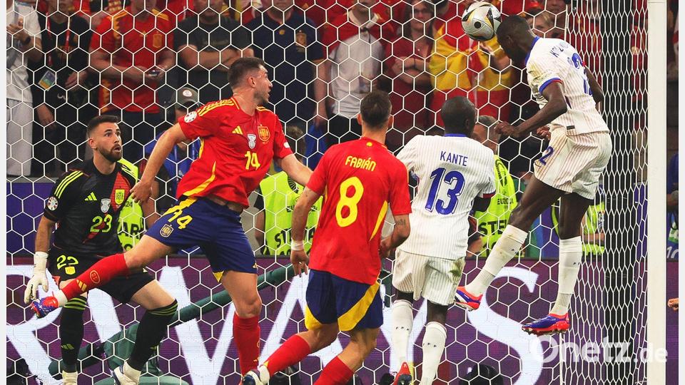 Frankreichs Randal Kolo Muani (r) erzielt den Treffer zum 1:0. Bild: Christian Charisius/dpa