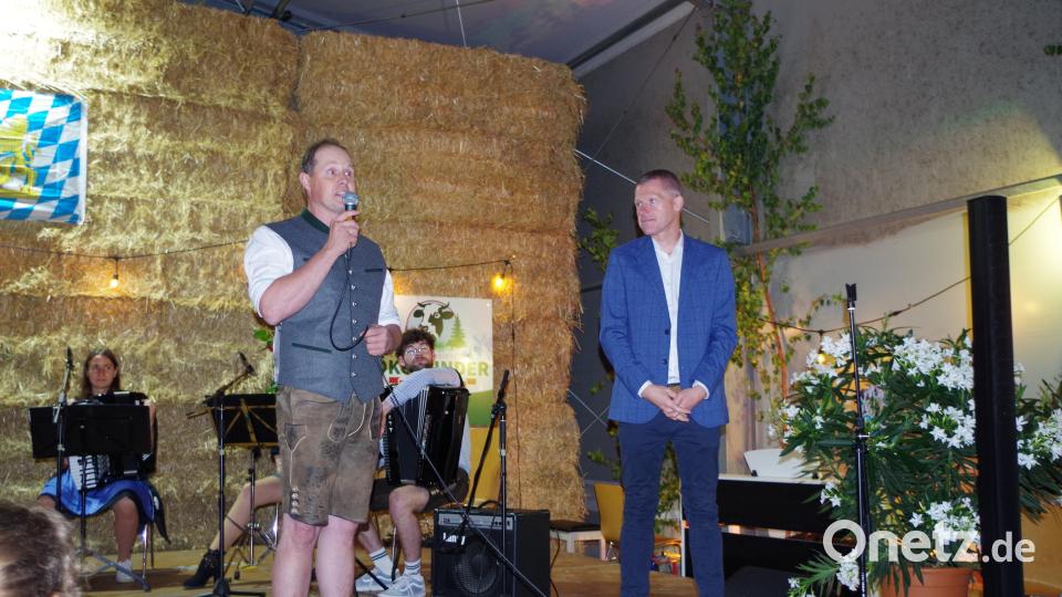 Bio-Landwirt Matthias Zahn (links) und Kreismusikschulleiter Tobias Böhm verabschiedeten sich nach einem gelungenen und besonderen Abend. Bild: Steinwald-Allianz/exb