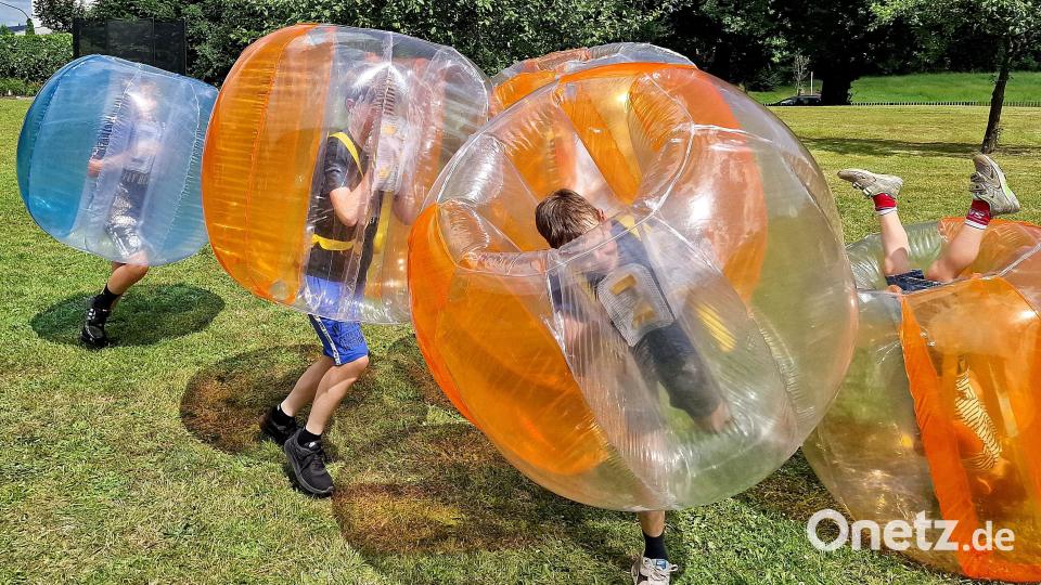 Die Kinder vergnügen sich beim Bubble-Soccer. Bild: R. Kreuzer