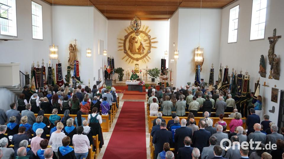 Eingerahmt von den Fahnenträgern ist der Festgottesdienst in der Kirche in Trisching einer der Höhepunkte des Vereinsjubiläums. Bild: nib
