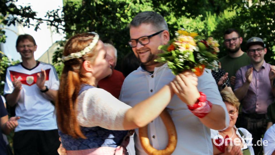 Mit den Insignien des Oberkirwapaars der älteren Generationen absolvieren Stefanie und Robert Dorn den Ehrentanz. Bild: ds