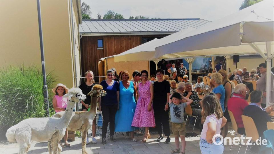Eine Attraktion waren die beiden Alpakas, die auch von den Quartiermanagerinnen (von rechts) Evi Hofmann aus Parkstein, Karin Achatz aus Mähring, Petra Brenner aus Eslarn und Beate Ott aus Bad Neualbenreuth bewundert wurden. Bild: gz