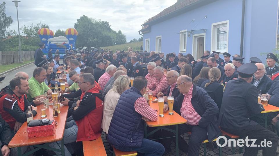 Viele Gäste feiern das 140-jährige Bestehen der Wurzer Feuerwehr. Am Gerätehaus ist kaum mehr ein Platz frei. Bild: tok