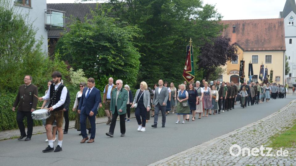 Nach dem Gottesdienst macht sich der Jubelverein gemeinsam mit seinen Gästen und deren Fahnenabordnungen auf zum Festzelt. Bild: nib