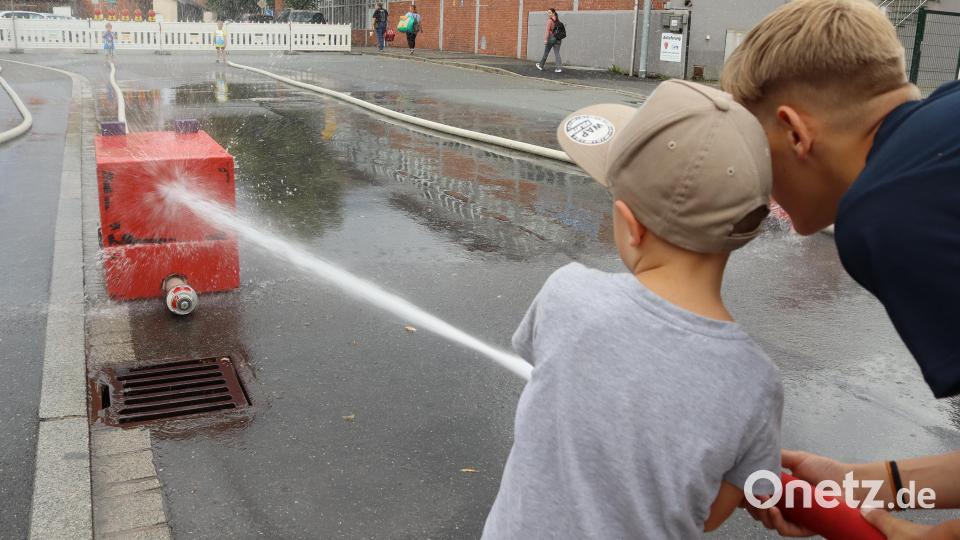 Bei Kindern beliebt, von Eltern mit der Ermahnung belegt, sich nicht nass zu machen: An der Spritze herrschte bei der Feuerwehr-Kirwa stets Betrieb. Bild: mfh