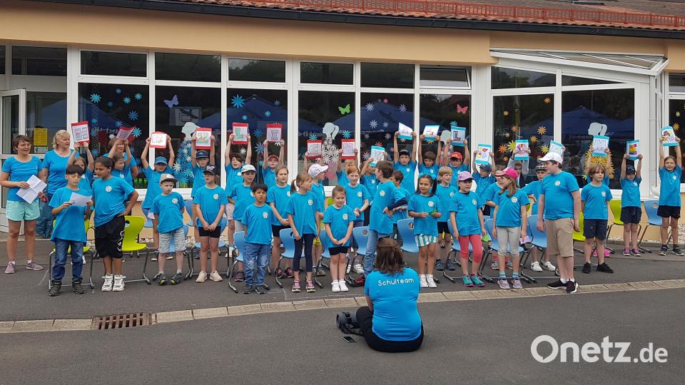 Ein Mitmach-Fest mit Spendenlauf stand kürzlich an der Grundschule in Bad Neualbenreuth an. Bild: Kerstin Münchmeier/exb