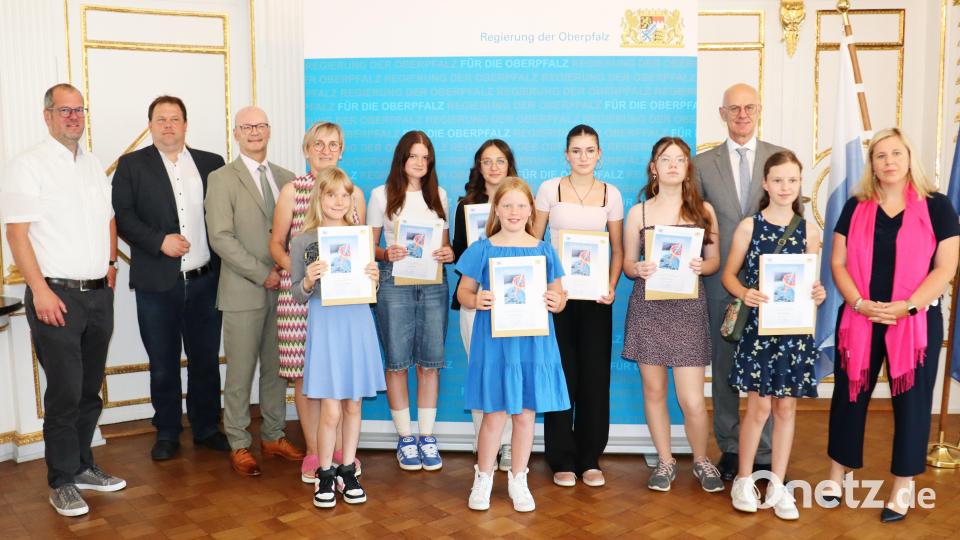 Auch Schüler der Staatlichen Realschule Vohenstrauß freuten sich mit Schulvertetern und Regierungspräsident Walter Jonas (Dritter von rechts), Bezirksheimatpfleger Dr. Tobias Appl (Zweiter von links) und Abteilungsdirektor Thomas Unger (Dritter von links) über Auszeichnungen. Bild: Regierung der Oberpfalz/Stühlinger-Weinhändler