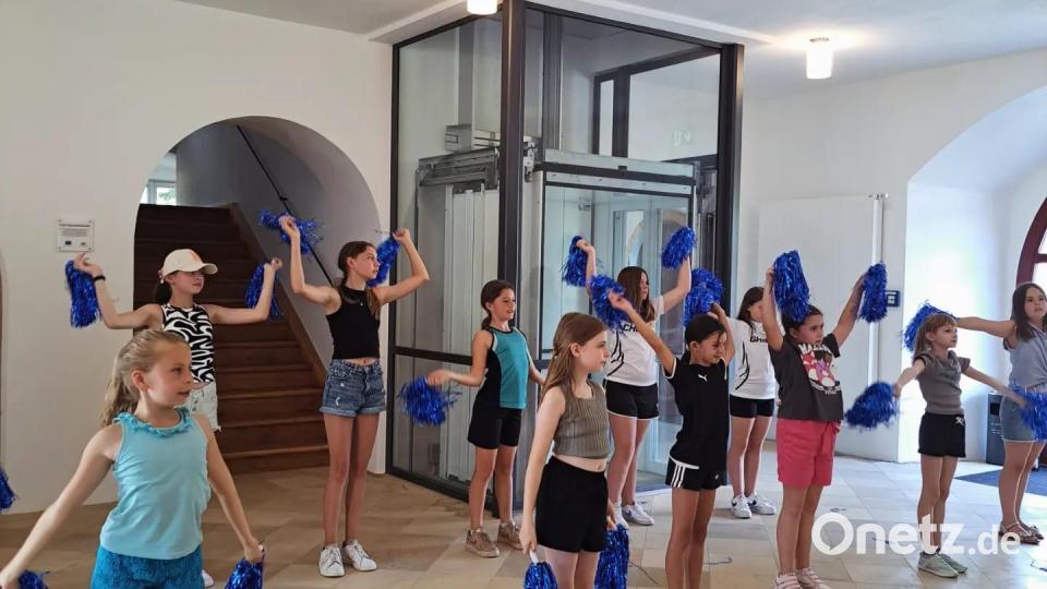 Im Rahmen der Veranstaltungsreihe Landkultur Waldthurn studieren die &quot;Tanzkids&quot; ein Programm ein, das sie zum Bürgerfest in Waldthurn zeigen werden. Bild: Annika Pankotsch/exb
