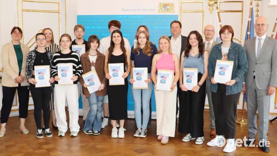 Die ausgezeichneten Schüler und Schulvertreter der Gustav-von-Schlör-Schule Weiden mit Regierungspräsident Walter Jonas (rechts), Bezirksheimatpfleger Dr. Tobias Appl (Fünfter von rechts) und Abteilungsdirektor Thomas Unger (Dritter von rechts). Bild: Regierung der Oberpfalz/Stühlinger-Weinhändler