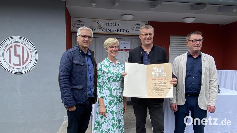 Freue über die Ehrenurkunde des Bayerischen Landessportverbandes: Vorsitzender Norbert Dobmeier (von links), Bezirksvorsitzende Barbara Hernes, Michael Bartmann und Kreisvorsitzender Wolfgang Schwarz. Bild: Josef Glas