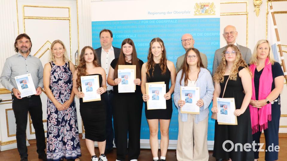 Die stolzen Schüler samt Schulvertreter der Lobkowitz-Realschule Neustadt mit Regierungspräsident Walter Jonas (Dritter von rechts), Bezirksheimatpfleger Dr. Tobias Appl (Vierter von links) und Abteilungsdirektor Thomas Unger (Fünfter von rechts). Bild: Regierung der Oberpfalz/Stühlinger-Weinhändler