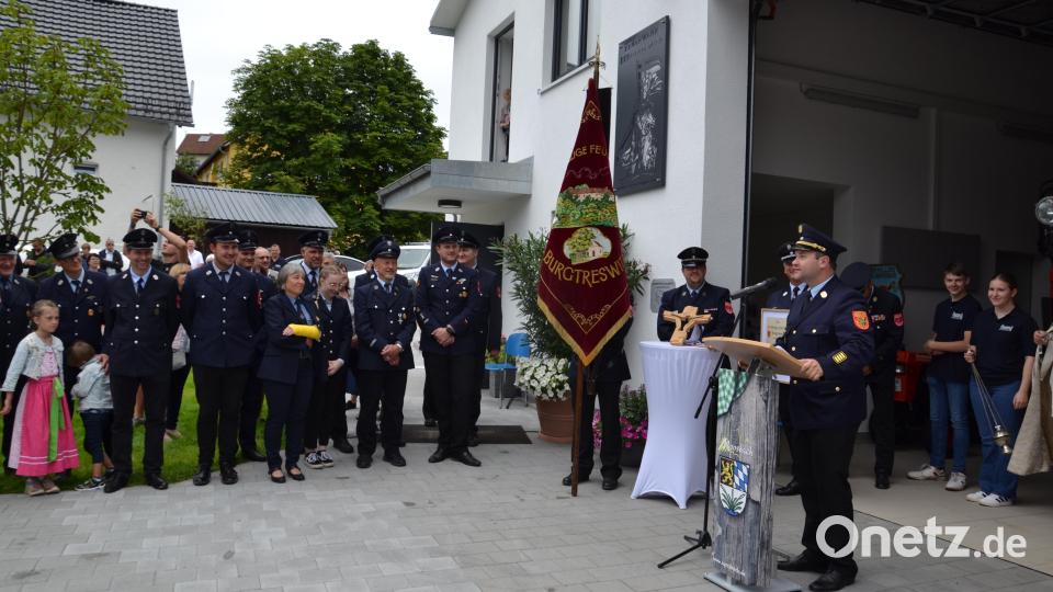 Kreisbrandrat Saller lobt die Arbeit der Wehr. Jetzt sei alles optimal untergebracht. Die Feuerwehr Burgtreswitz leiste ihren Beitrag zur öffentlichen Sicherheit. Bild: gi