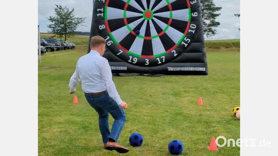 Landtagsvizepräsident Tobias Reiß versuchte sich beim Fußball-Dart. Bild: Michael Gmeiner/exb