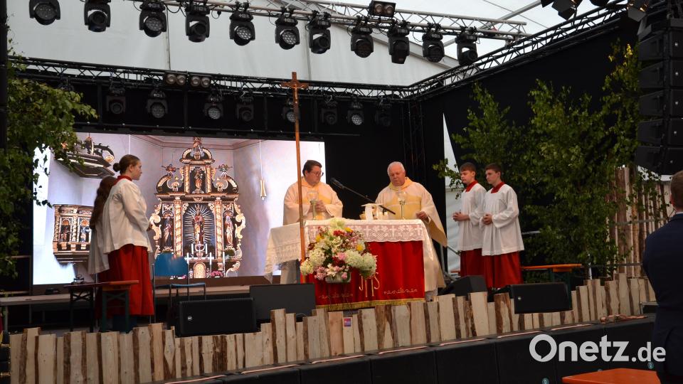 Pfarrer Udo Klösel hielt einen Gottesdienst im Festzelt zum Auftakt der Einweihung des neuen Gerätehauses. Bild: gi