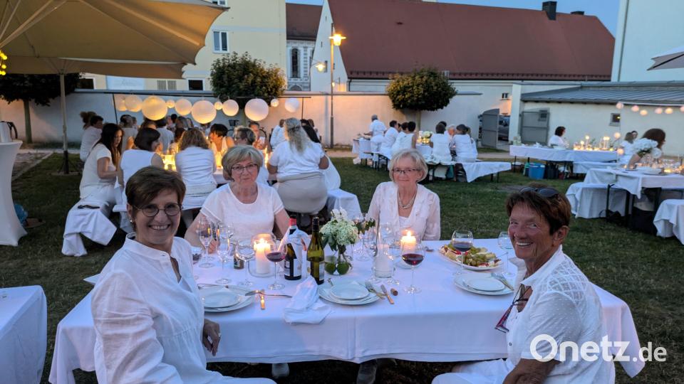 Eine der Tischgruppen beim Weißen Dinner in Waldsassen, das die Vita-Gruppe im Frauenbund Waldsassen traditionell nach dem Bürgerfest in den Neuen Gärten ausrichtet. Im nächsten Jahr soll es eine Neuauflage geben. Bild: pz