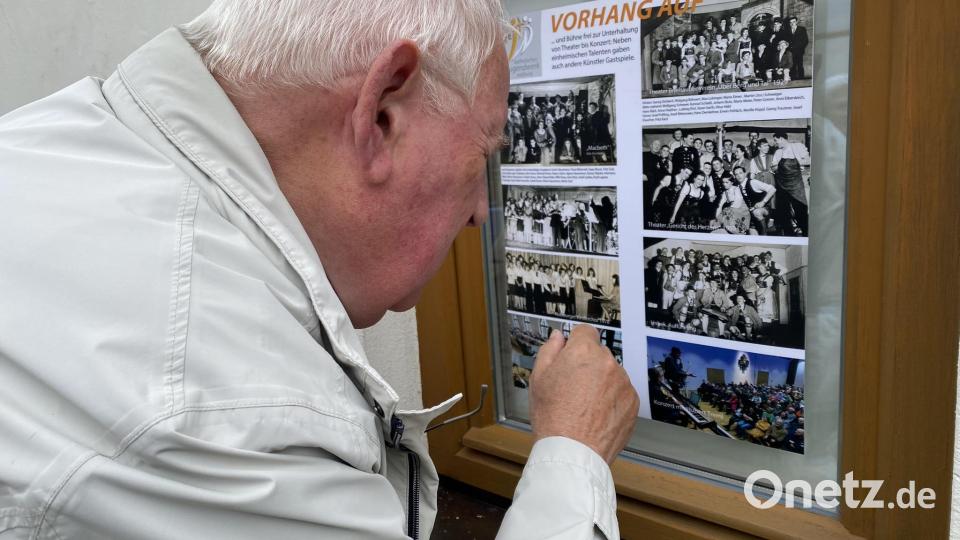 Nicht alle erhalten gebliebenen Aufnahmen sind beschriftet und so bleibt es spannend, genauer hinzuschauen, wer da auf den Fotos früherer Theateraufführungen im Jugendwerk auf der Bühne stand. Bild: aub