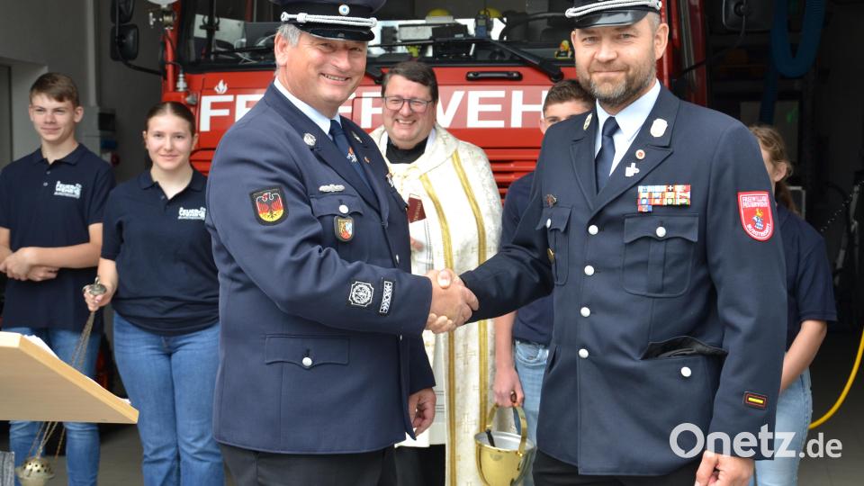 Der ehemalige Kommandant und Bauleiter Peter Hartinger (links) ist nun Ehrenkommandant der Feuerwehr Burgtreswitz. Kommandant Matthias Meiller gratuliert. Bild: gi
