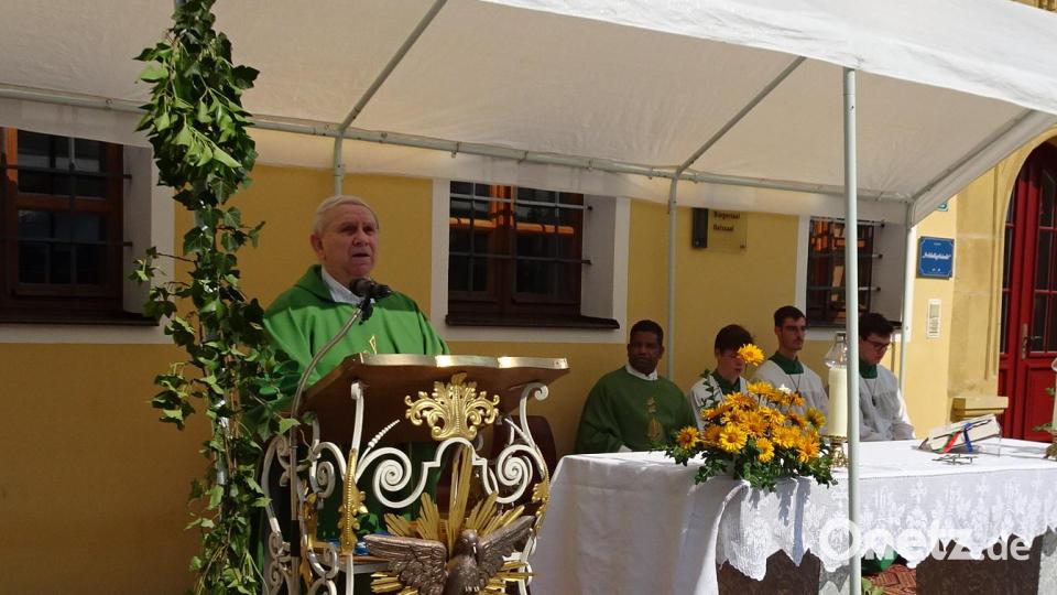 Gottesdienst am Sonntagvormittag im Schlosshof. Bild: hm