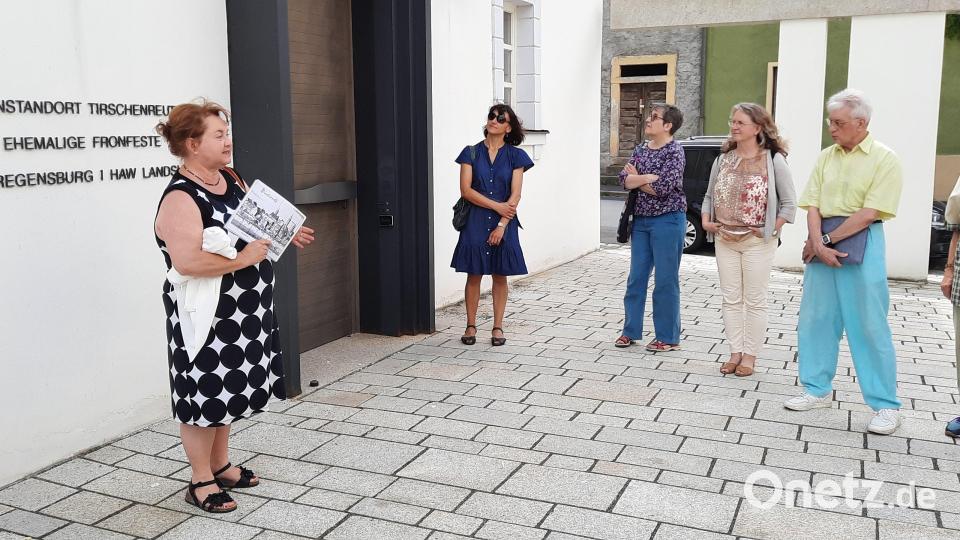 Cornelia Stahl (Quartiersmanagerin und Gästeführerin, links) mit Seniorenbeauftragten der Städte, Märkte und Gemeinden. Bild: Anja Dubrowski/Seniorenfachstelle/exb