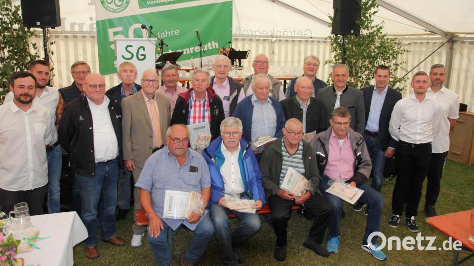 Besonders gewürdigt wurden die Gründungsmitglieder der SG Großkonreuth, hier im Bild zusammen mit der Vereinsspitze und Ehrengästen. Bild: kro
