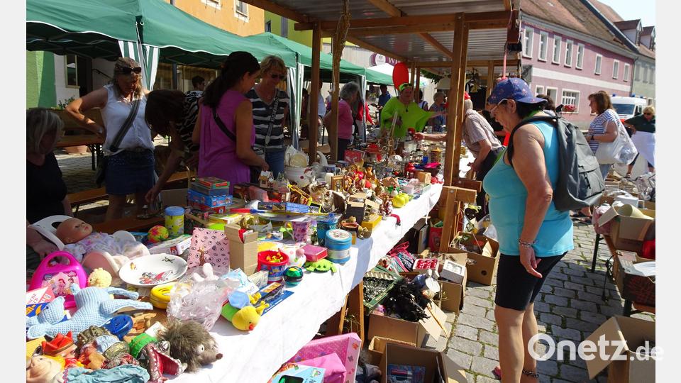 Bei den Flohmarkt-Ständen gibt es immer etwas zu entdecken. Bild: hm
