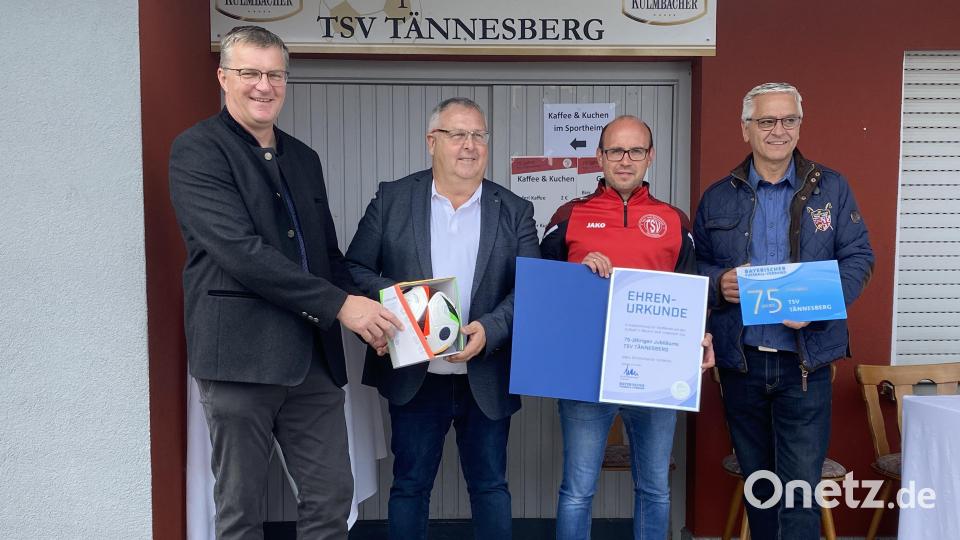 Ehrenurkunde und EM-Fußball des Bayerischen Fußballverbandes: Michael Bartmann, Kreisvorsitzender Werner Mages, Abteilungsleiter Thomas Hauer und Vorstand Norbert Dobmeier (von links) Bild: Josef Glas