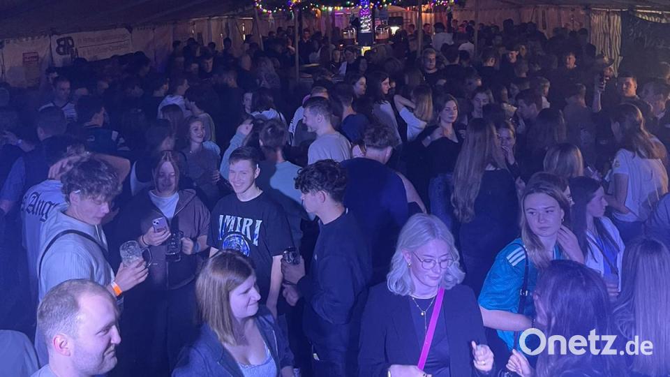 Bei der Beachparty zum Auftakt des Festwochenendes war mächtig was los. Bild: Michael Gmeiner/exb