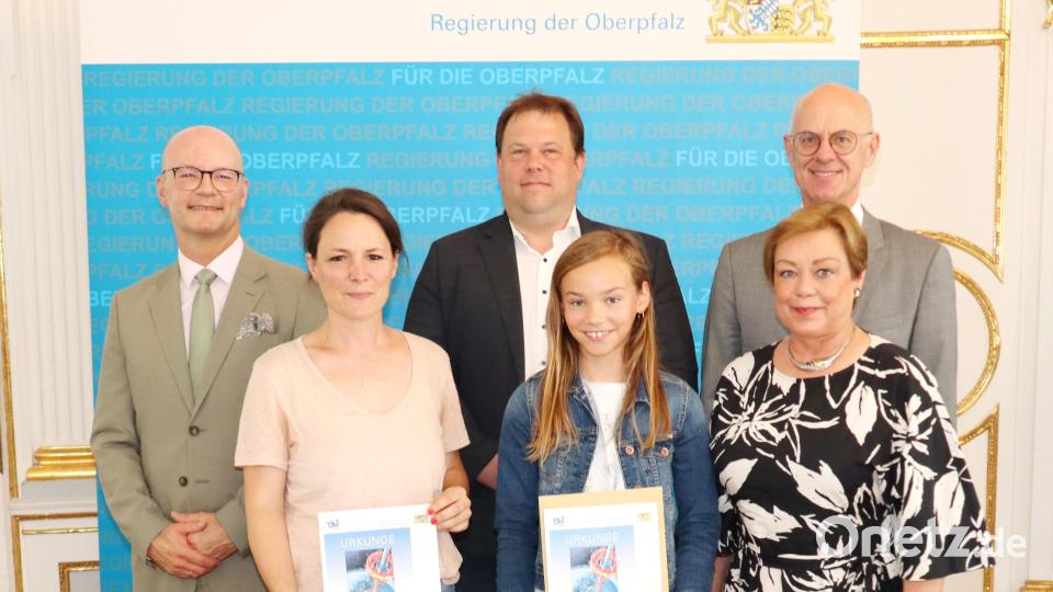 Auch das Gymnasium Neustadt/WN darf sich mit Regierungspräsident Walter Jonas (rechts hinten), Bezirksheimatpfleger Dr. Tobias Appl (hinten Mitte), Anette Kreim, Ministerialbeauftragte für die Gymnasien (rechts vorne) und Abteilungsdirektor Thomas Unger (links) freuen. Bild: Regierung der Oberpfalz/Stühlinger-Weinhändler