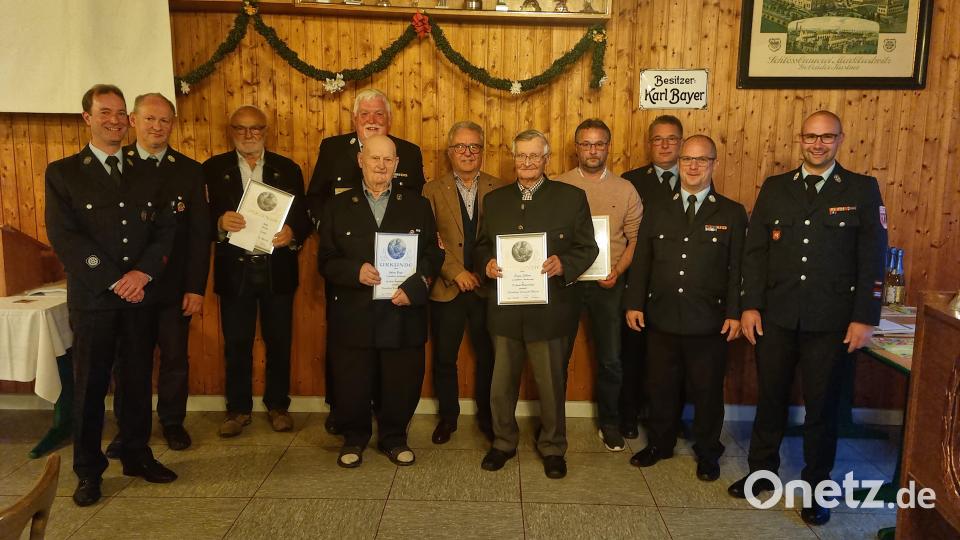Zahlreiche Ehrungen bildeten den Höhepunkt der Jahreshauptversammlung. Bild: Feuerwehr Wiesau/exb