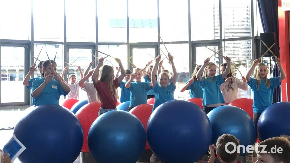 Mit „Call me maybe“ bringt eine Gruppe von Dritt- und Viertklässlern eine fetzige Drums-Alive-Choreographie auf die Bühne. Bild: Werner Schulz